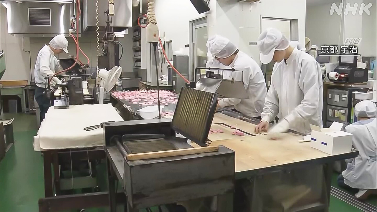 Next year is the year of the horse. Make horse-shaped candy.