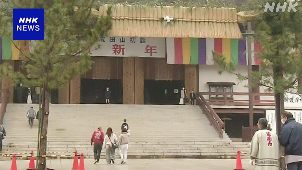Narita shinshoji temple in chiba prefecture decorate the big "straw rope" of the New Year