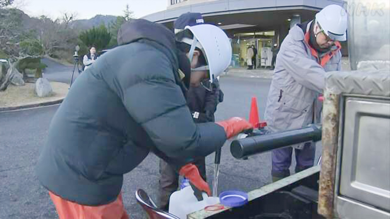 Tottori Prefecture, where a strong earthquake hit, distributing water in a town where the water supply has been cut off.