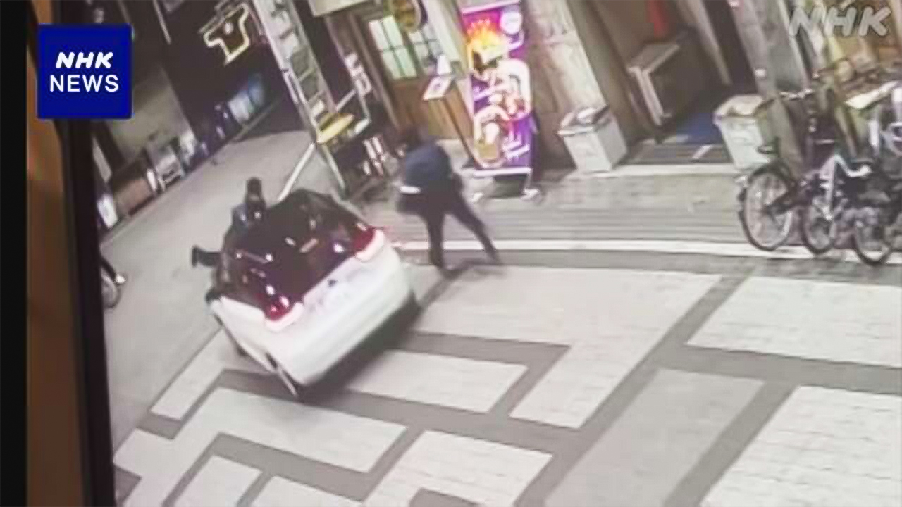Osaka: Car runs 700 meters with police officer on hood