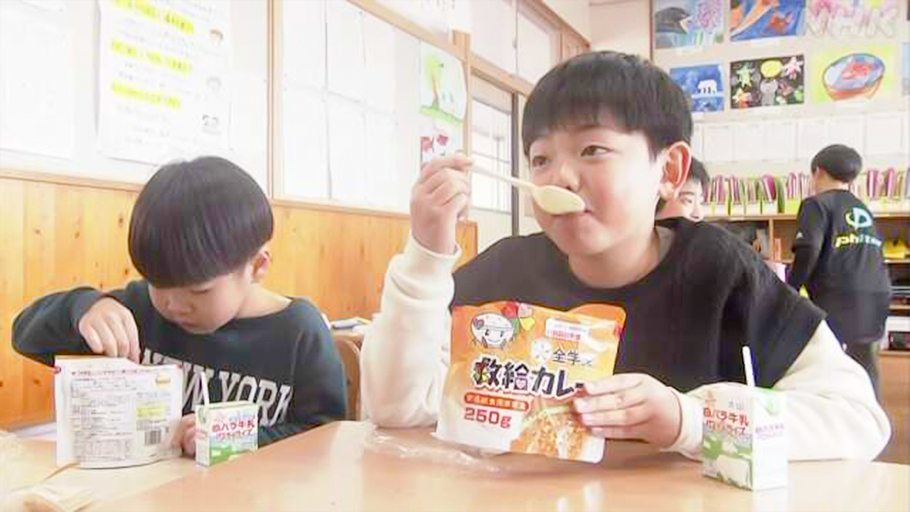 Tottori Prefecture, a town where the water supply was cut off by an earthquake, classes began at an elementary school.
