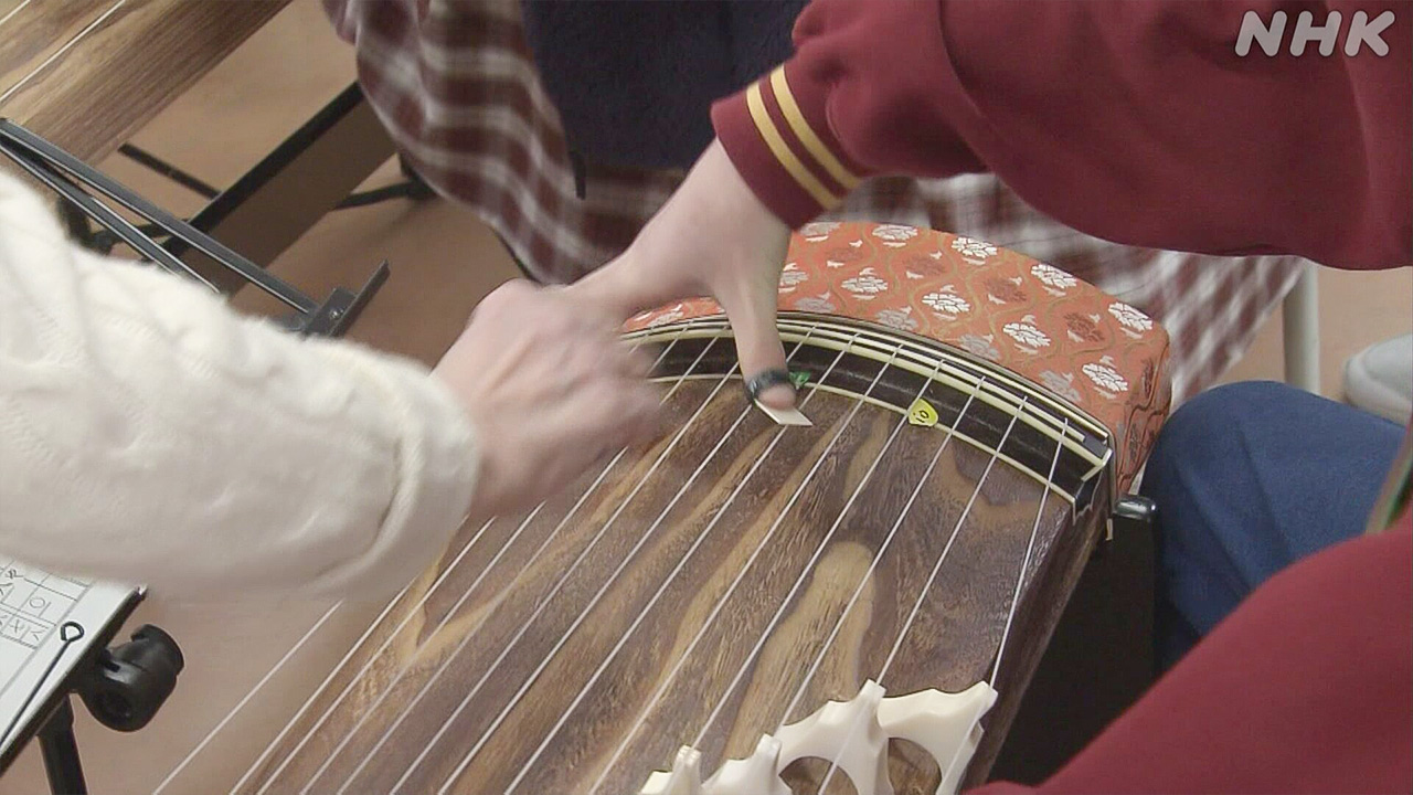Akita Prefecture Elementary school students playing the koto
