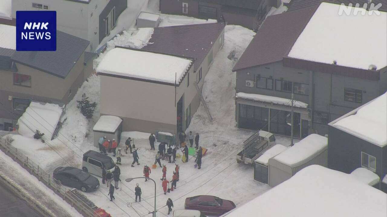 Sapporo, one person died when snow fell from the roof.