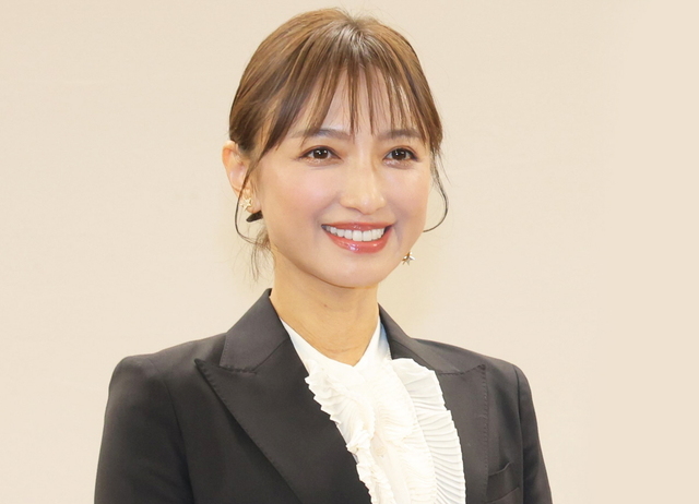 Rie Mochizuki, a miraculous 50-something announcer, was photographed in an amazing outfit that she never shows on TV. Her legs are so thin," "It's nothing short of a miracle," "You have to put out a photo book," "You're so young.