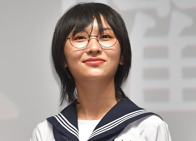 Glasses removed, sailor suit and more... New school leader SUZUKA shows off her drastically changed image.