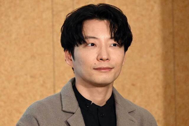 Gen Hoshino is a different person." The reaction to the drastic change in his appearance has been overwhelming: "Korea is amazing! He's the coolest!"