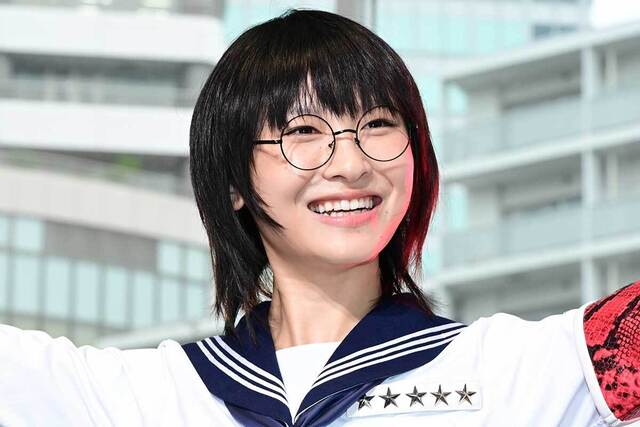 New School Leaders, SUZUKA, take off their school uniforms and glasses to spread the word about their drastic change: "A must-see" and "Just like a different person".