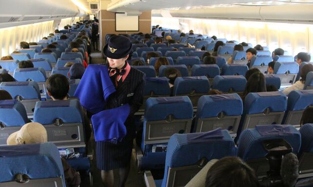 ANA Honolulu flight "Smoking on board" announcement video received a lot of feedback: "Put that guy out the window! A travel YouTuber posted a video of himself smoking on an ANA flight to Honolulu, Hawaii.