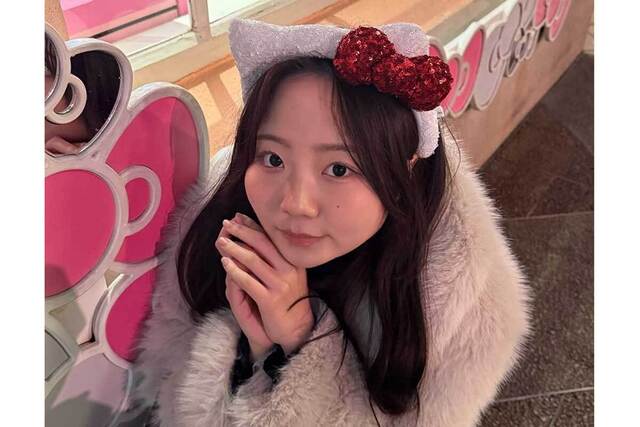 I-cup 22-year-old gradol reports on her college graduation, announcing the name of her "young lady's college" and congratulating her, "Wow!"