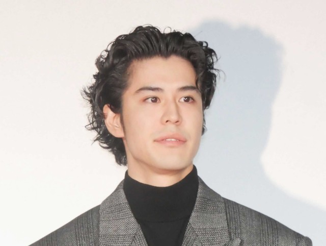 Grandfather and father are both third generation actors, and they are both famous for their talent.