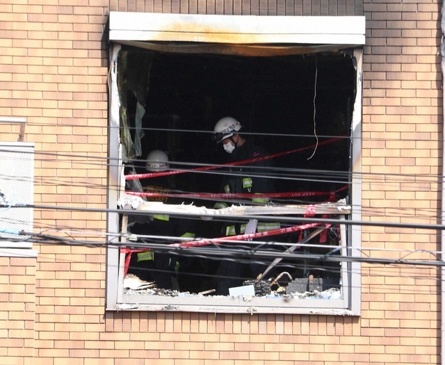 Fire breaks out at Maki Goto's parents' home, family evacuated and safe, third-floor window is destroyed, fire department officials inspect the scene.