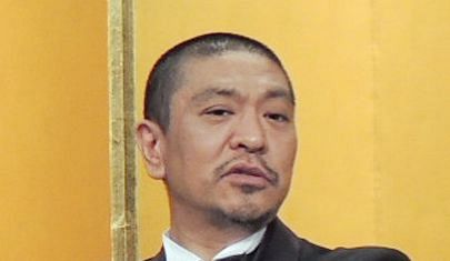 While not on TV... After a two-year hiatus... Hitoshi Matsumoto's "facial change" has caused an uproar: "Is this what he looks like now? "He looks completely different." "He must have gone through a lot." "I can't wait to see him on terrestrial TV."