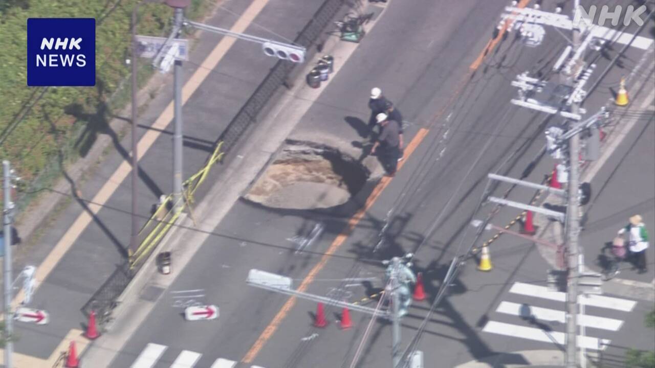 Osaka Prefecture A hole in the road made it impassable. Construction is underway to fix it.