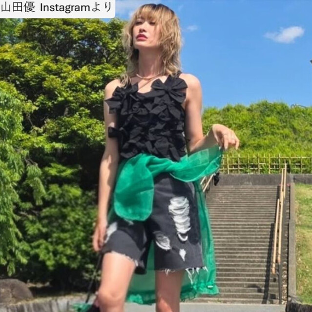 41-year-old Yamada Yu, mother of four, showcases her stunning style in a shocking pair of shorts, radiating beauty!
