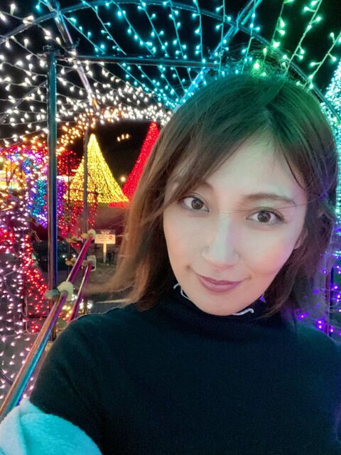 「どうなったらこんなポーズで自撮りする気に...」熊田曜子、衝撃〝ショーパン開脚〟ショットに仰天「狙いすぎやろ!」「岐阜の誇りだぜ」
