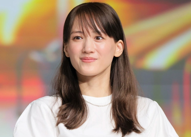 "There are two Haruka Ayases" "They really look alike" The 26-year-old actress's TV appearance has sparked excitement on social media, with comments like "Two people with similar looks are co-starring" and admiration for Ayase entering the entertainment industry.