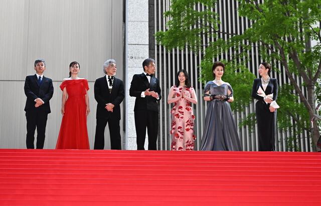 80歳!?久々に現れた超大物歌手に騒然舘ひろしの隣にいるロマンスグレーのワイルド姿「カッコ良すぎるだろ」「凄いわ」「若すぎる」「こんな80歳いるか?」