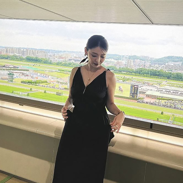 "It's completely visible!" Kana Kurashina's "unexpected outfit" caused a stir online, with comments like "I bet it caught people's attention," "so bold," and "it's just the best!"