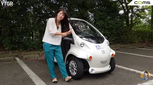 Taking the best of both motorcycles and light cars! The incredible capabilities of the ultimate city EV "Toyota Coms" that can run 1 km for just 4 yen.