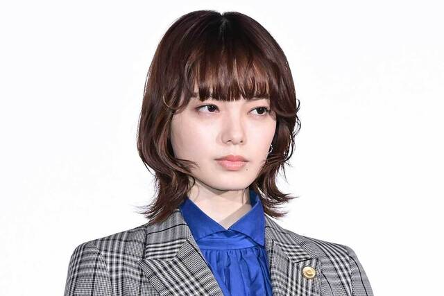 24-year-old Yurina Hirate surprised fans by saying, "I have a tattoo now" and "I’ve changed my vibe," while also drawing attention to her wedding ring.