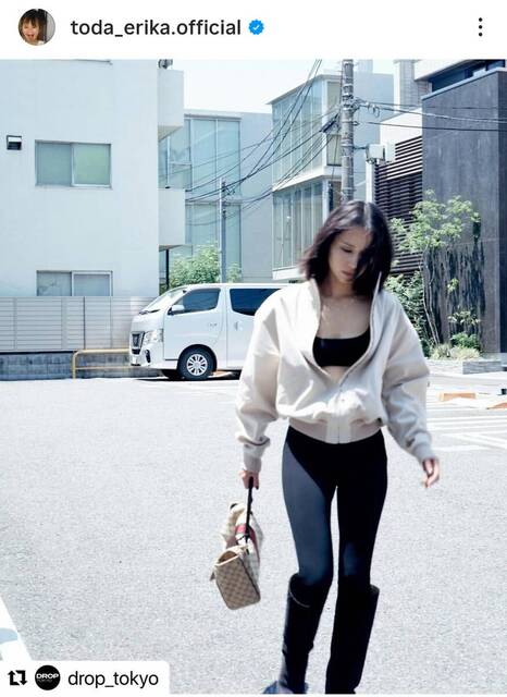 "What!? Is that Erika Toda?" She walks in an outrageous outfit! A bra top and tight-fitting clothes emphasize her 'supermodel' body silhouette.