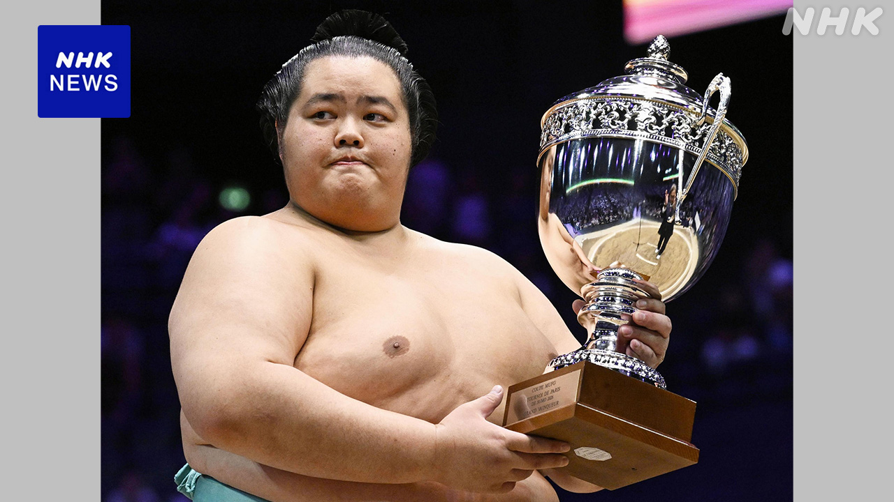 There was a grand sumo tournament in Paris, and many people watched.