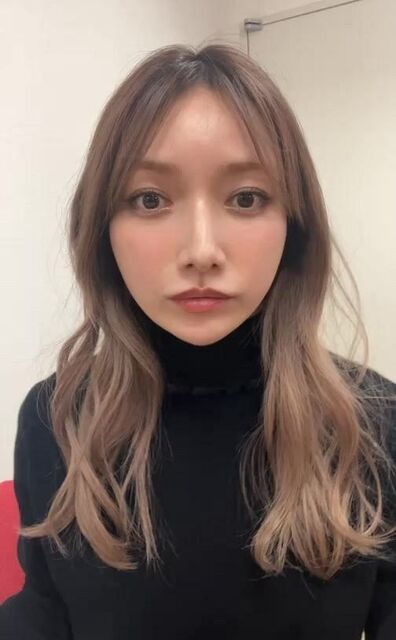 "Even for the same sex, it's shocking" - Maki Goto stirs up social media with the "tear" in her skirt, "It was really unexpected clothing," and "It's amazing in many ways."