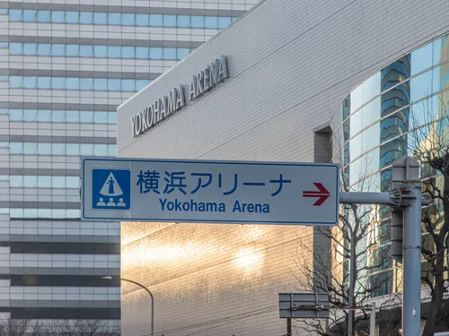 Yokohama Arena's ban on using nearby facilities' restrooms has raised questions, with some claiming that the immediate closure of restrooms after performances is the cause.
