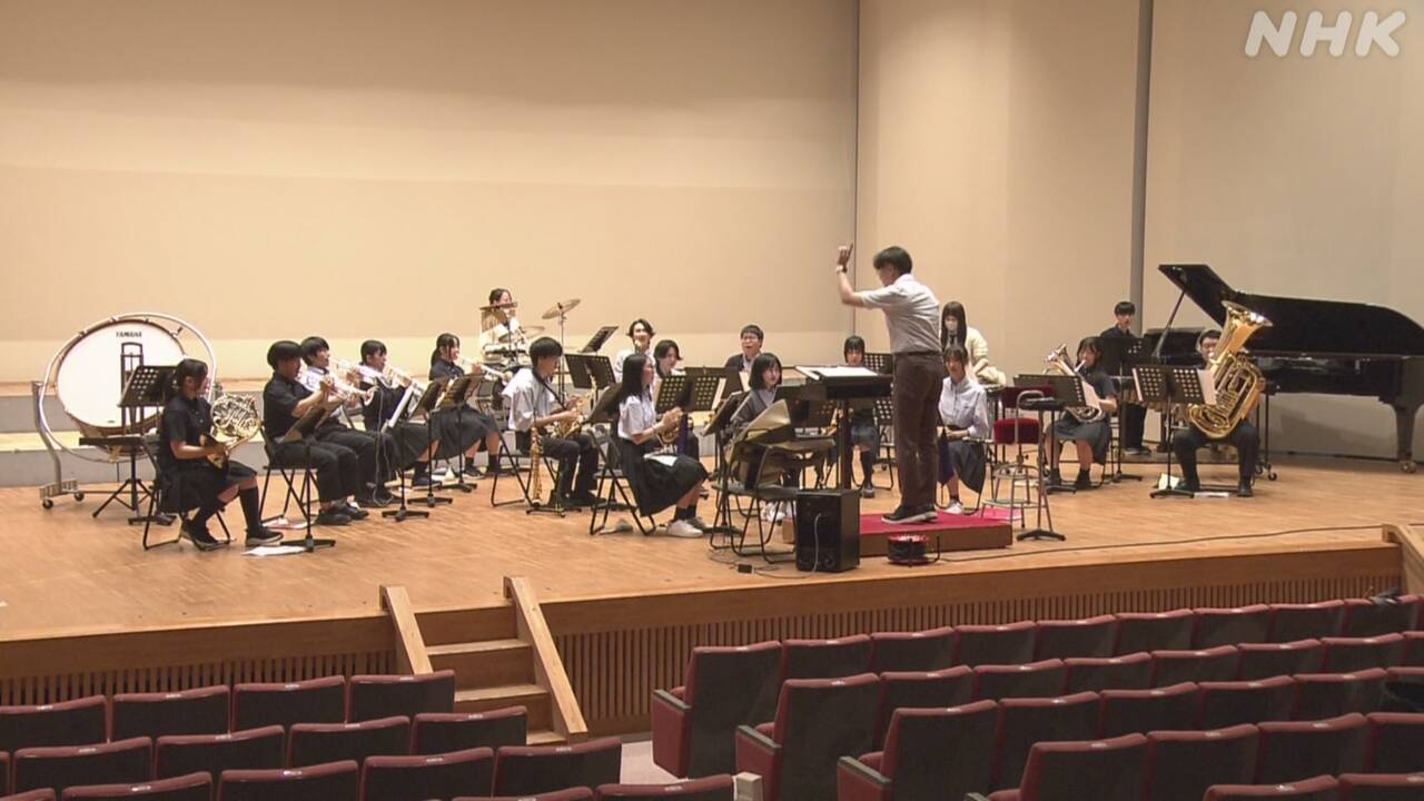 To cheer up those affected by disasters, high school students performed to create a CD.