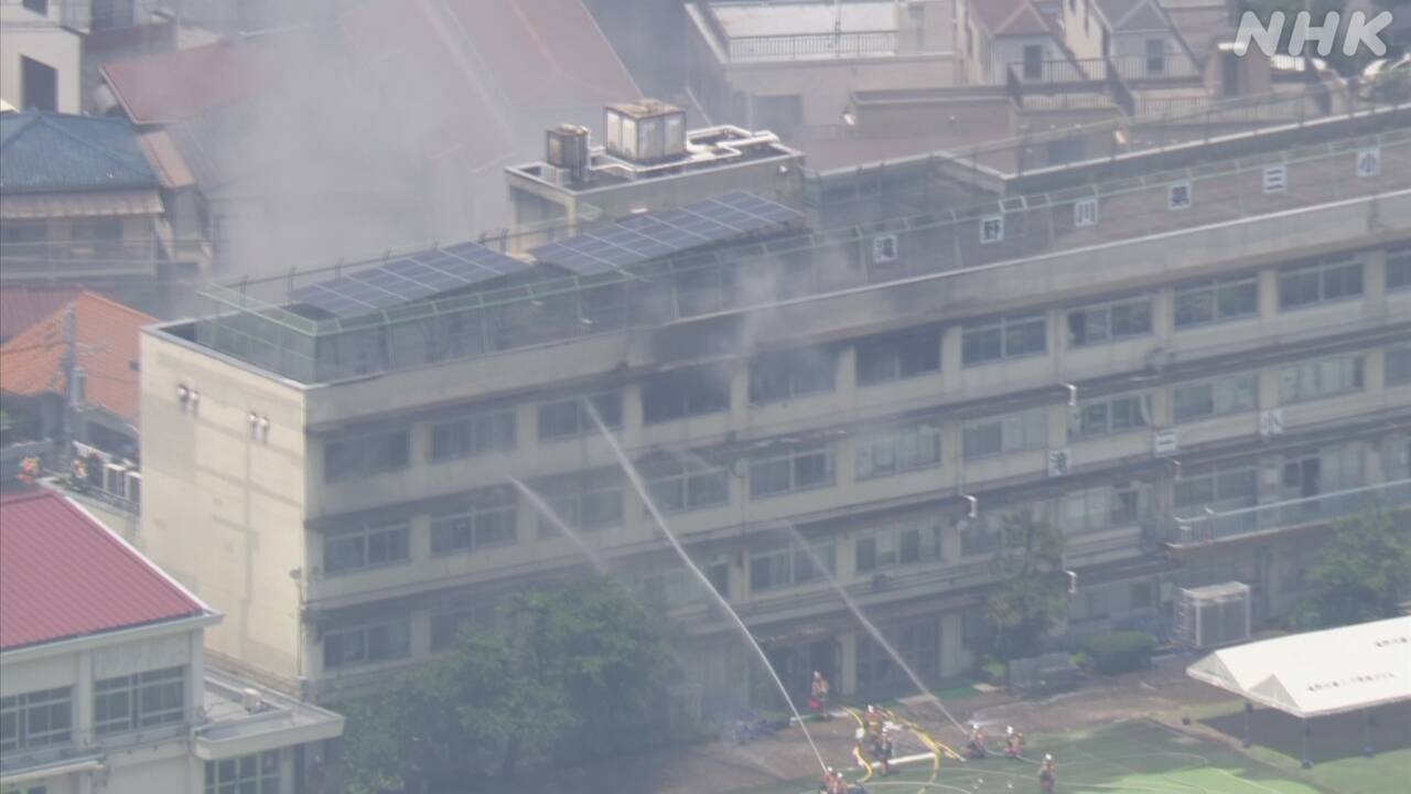 A fire occurred at an elementary school in Tokyo, and 11 people were taken to the hospital.