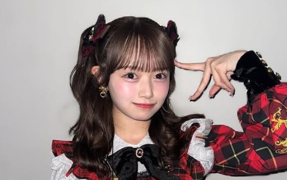 AKB48's Ai Hanada tearfully explained her shaved head look after her contract was terminated, saying, "I shaved my head as I was told," and claimed, "I was treated coldly," while the management denied forcing her to shave.