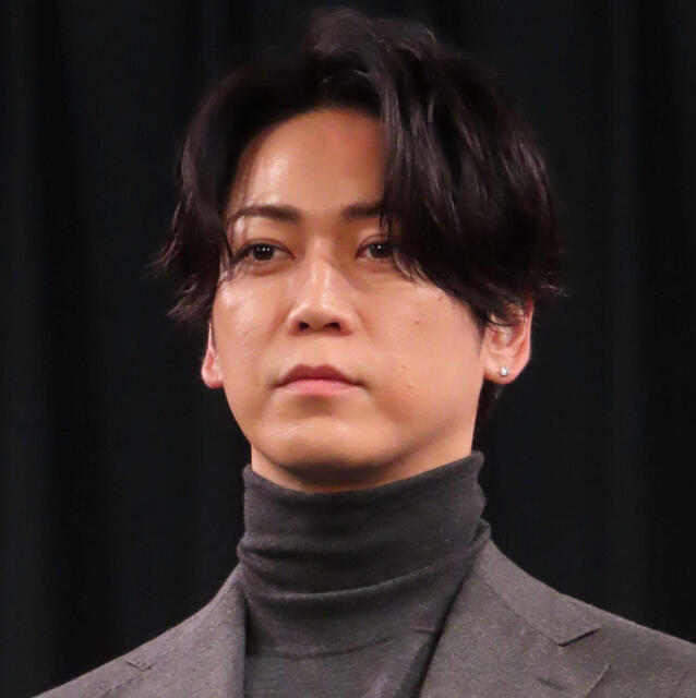 Kamenashi Kazuya announced his marriage to Tanaka Minami and her pregnancy on his fan club website.