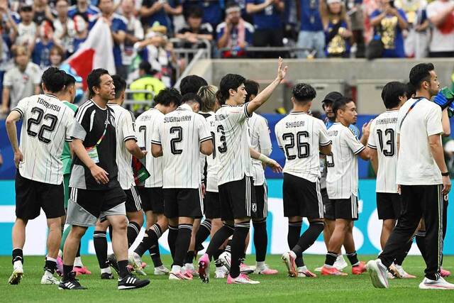 試合後に日本代表DF夫とハグ37歳モデル妻にネット釘付け「ドラマやん」「ぎゅーしてて倒れそう」