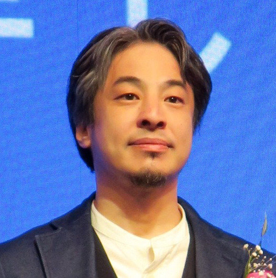 Hiroyuki Nishimura, known as "Hiroyuki," asked, "Shouldn't the government properly inform the public about this?" regarding the calculation that the total amount increases rather than being deferred.