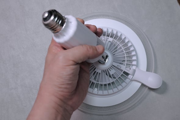 Heat Countermeasures: Replacing the toilet bulb with a 'fan-equipped LED light' made it more comfortable than I imagined.