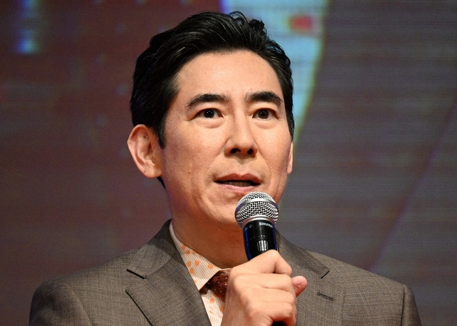 The father of two, Masanobu Takashima, struggles at a school briefing revealing that his sons attend, saying, "I can't understand anything."