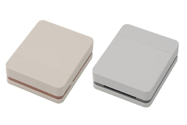 A palm-sized "photo printer" available at 3COINS. It can also create stickers and magnets with just one unit.