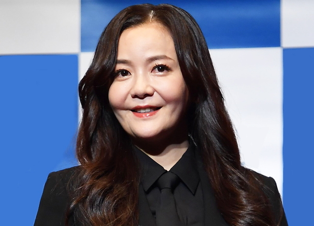Tomomi Kahara, who announced her serious illness, is traveling abroad with her 6-year-old son in business class, and she shared a cute photo of him sitting in the spacious seat, saying, "We are on a little trip" and "My son, who loves airplanes, has been seriously building LEGO airplanes and playing with the finished ones, so cute ♥" The tour will start on August 30.