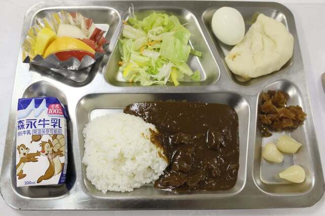 "The meals eaten to protect Japan's peace" - The dining scenes of the Maritime Self-Defense Force members have become a topic of discussion, with comments like "What a nice face!" and "Great smile!".