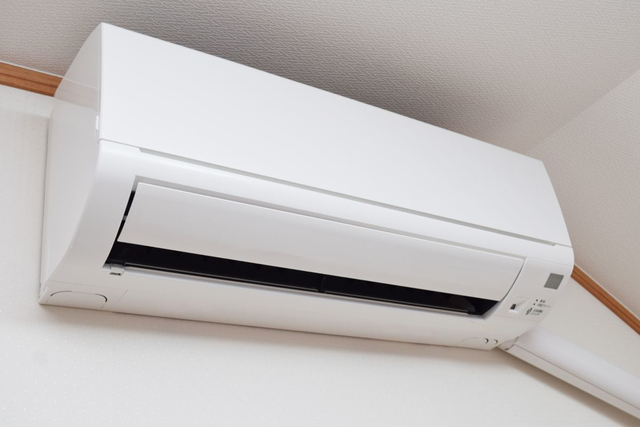 How many years is it correct to use an air conditioner? Considering electricity costs and the risk of breakdowns for replacement.