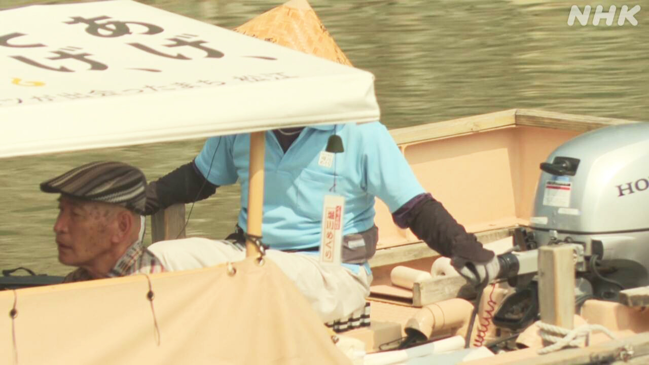 The boat that circles around Matsue Castle has 'wind chimes' to help you feel cool.