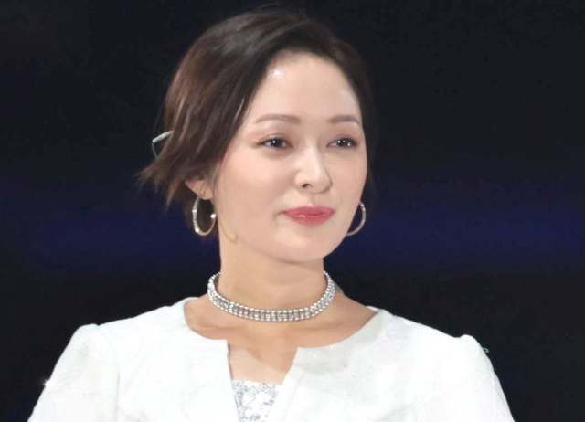 At 20 years old, she gave birth and became a mother of four, the former national idol, now 42, reports on her "14th wedding anniversary," saying, "There are times we argue," while her Tiffany ring sparkles.