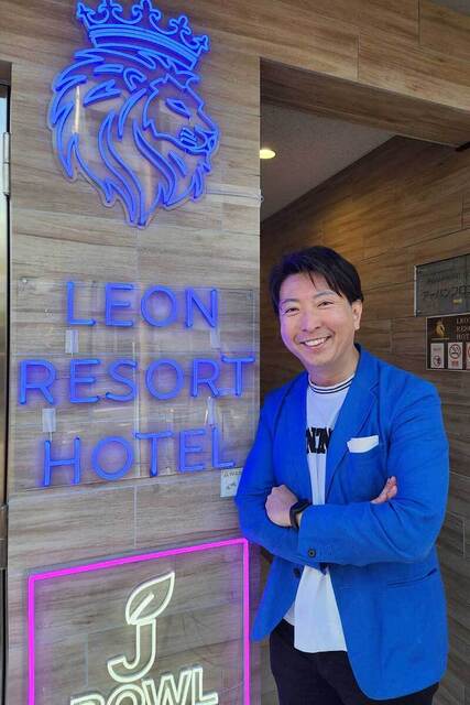 Kon Arimura, who went from zero income to hotel president, says, "20% entertainment, 80% hotel" and reveals that the driving force was a scandal four years ago when he was unemployed, stating, "I was really scared at that time."