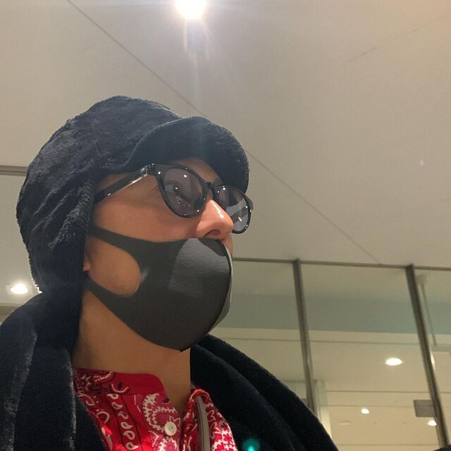 “No way” “I didn’t want to see it” Despite his disguise, the cheerful ISSA proudly showed off his arms covered in tattoos, prompting reactions like “My eyes go there” and “Who?”