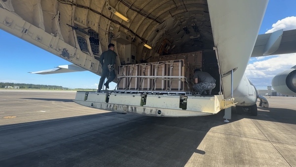 300 Air Conditioners Delivered Same Day to Kumamoto, Bic Camera Praised: 'Great Play'