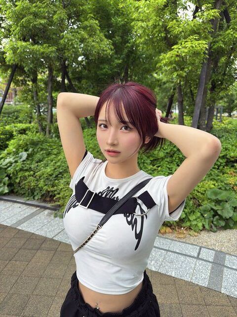 Reactions to Yuri Itsuki's barely-there shot: "It's tough because it looks like it's about to show" — "Then don't wear it!" "This is truly outrageous!"