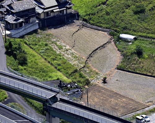 The Kumamoto earthquake may have been a "complex earthquake" that triggered a chain reaction from the destruction of an unknown small fault to another fault... analyzed by Professor Yuji Yagi of Tsukuba University.