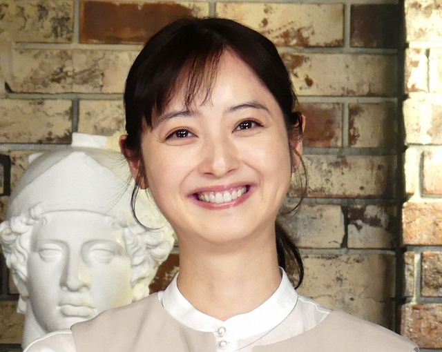 Nozomi Sasaki reveals her chronic illness, saying she always carries medication when traveling because it makes her anxious.