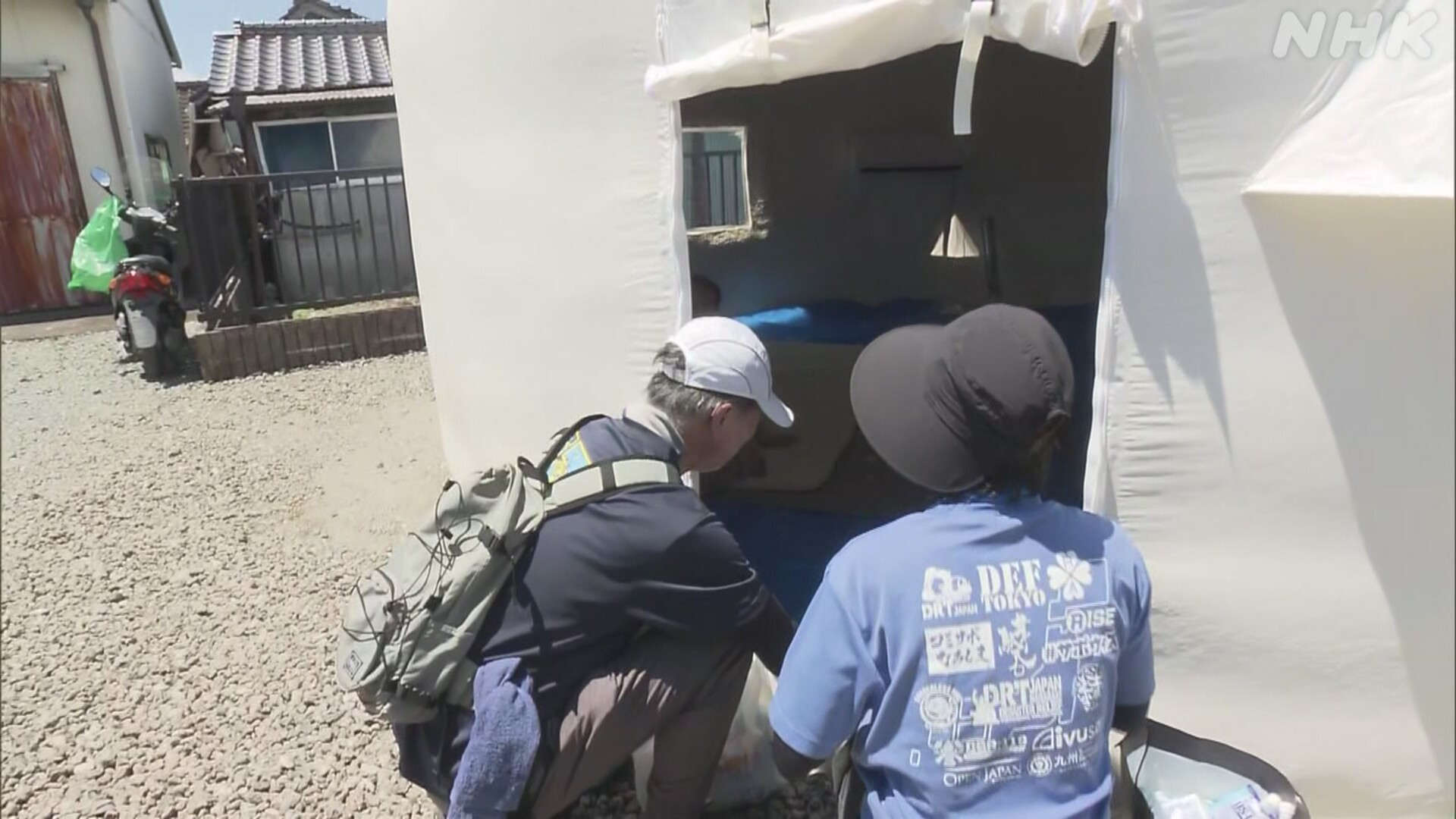 Kumamoto Prefecture Hikawa Town: Volunteers check health of evacuees