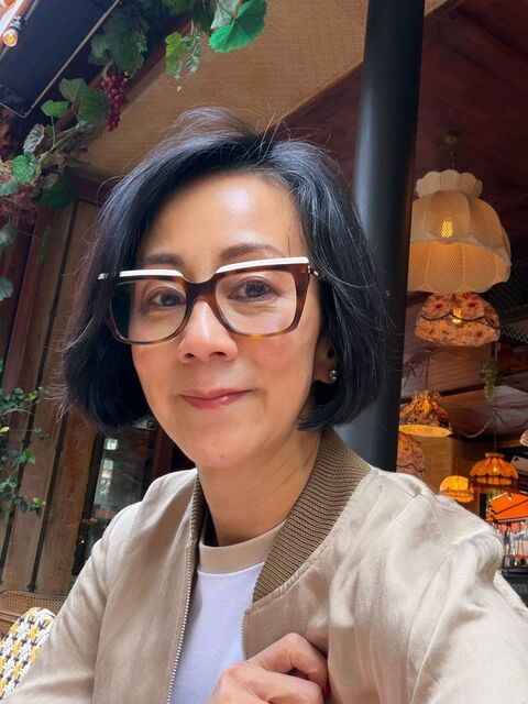 "In Japan... Is it OK in France!?" Reactions to Eriko Nakamura's "shocking miniskirt at 57": "How old are you!?" "At the 'Are you okay?' level" "It's amazing she can pull it off"